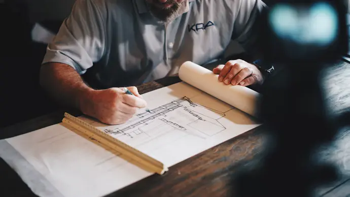 Architekt rysuje projekt na papierze